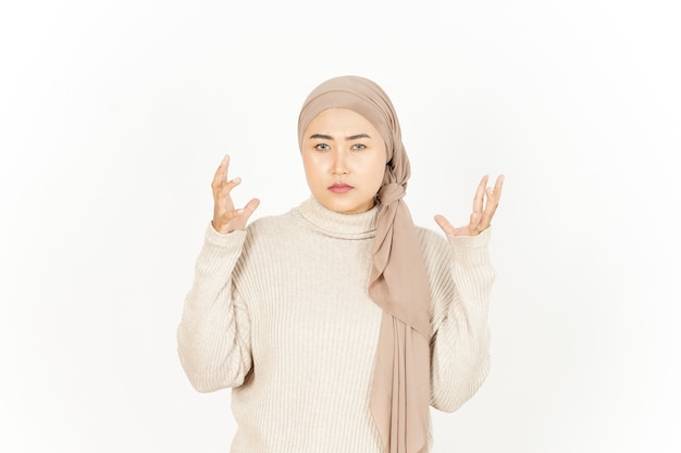 Expression du visage en colère de belle femme asiatique portant le hijab isolé sur fond blanc