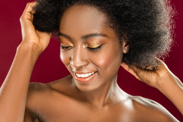 Expression des émotions. Portrait d'une femme afro-américaine heureuse tout en exprimant ses émotions