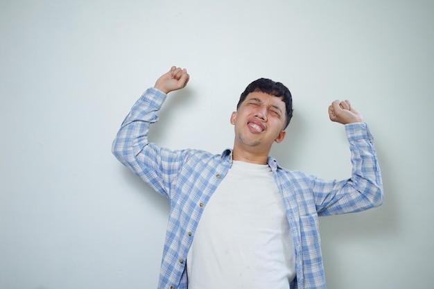 Expression faciale d'un homme asiatique se réveillant du sommeil isolé sur fond blanc