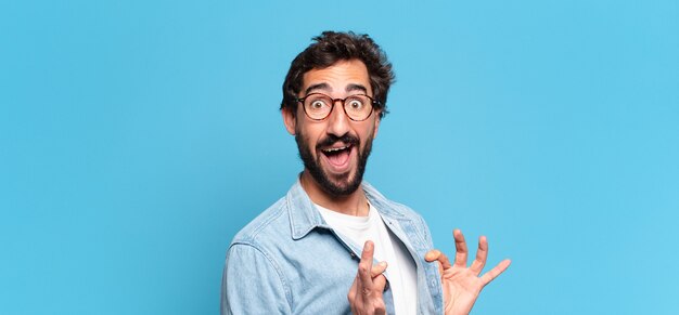 Expression fière de jeune homme barbu fou