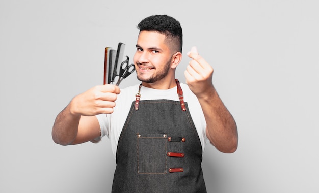 Expression heureuse de jeune homme hispanique. concept de barbier