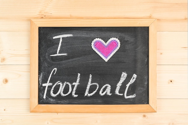 L'expression J'AIME LE FOOTBALL sur un tableau, vue de dessus