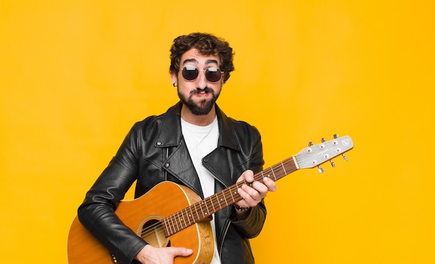 avec une expression maladroite, folle et surprise, des joues gonflées, se sentant bourré, gras et plein de nourriture