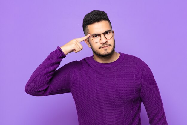 Expression de pensée de jeune homme hispanique