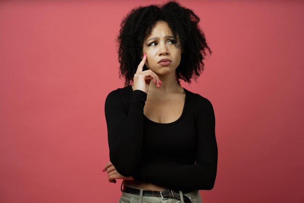 Photo une expression sérieuse traversa son visage une belle jeune femme