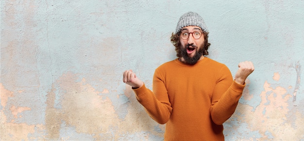 Expression de victoire jeune homme barbu