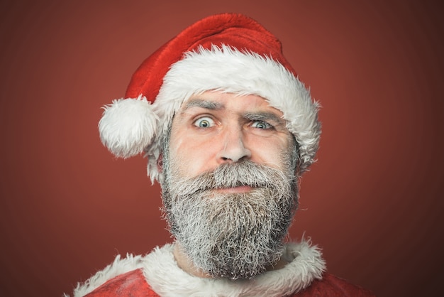 Les expressions faciales d'émotion de vacances de nouvel an de Noël et le concept de personnes ont surpris l'homme barbu dans