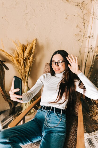 Expressive jeune femme caucasienne posant