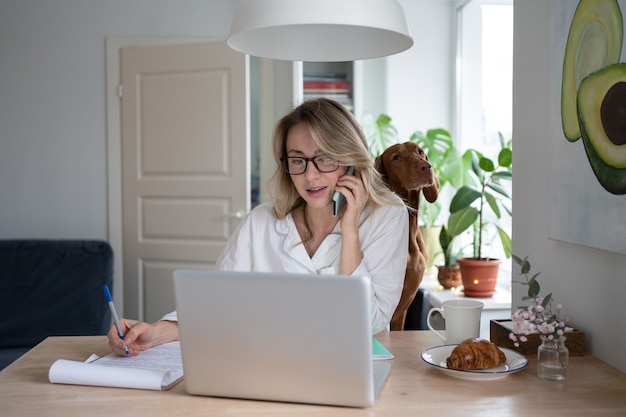 Photo expressive jeune femme posant à l'intérieur