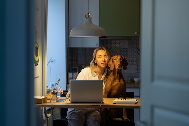 Expressive jeune femme posant à l'intérieur