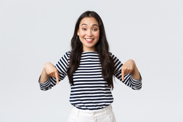 Expressive jeune fille coréenne posant