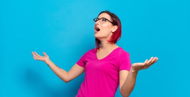 Expressive jeune jolie femme faisant des gestes