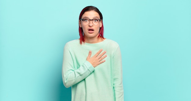 Expressive jeune jolie femme faisant des gestes