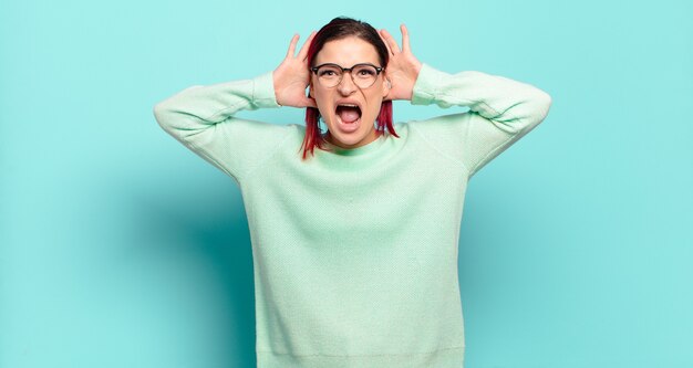 Expressive jeune jolie femme faisant des gestes