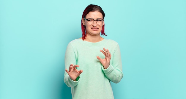 Expressive jeune jolie femme faisant des gestes