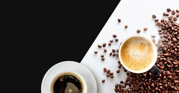 Expresso chaud et grain de café sur une table blanche