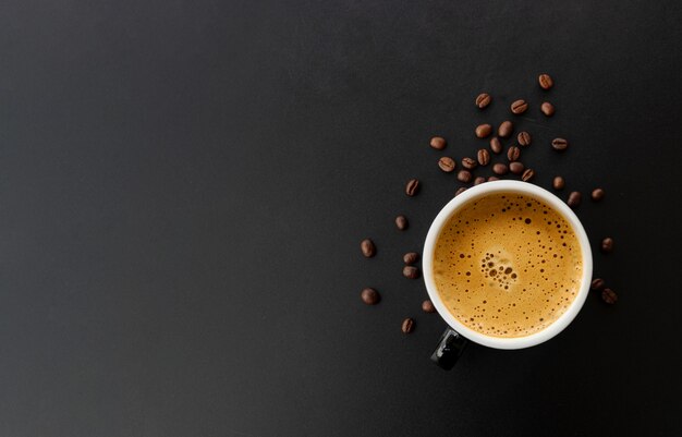 Expresso chaud et grain de café sur tableau noir