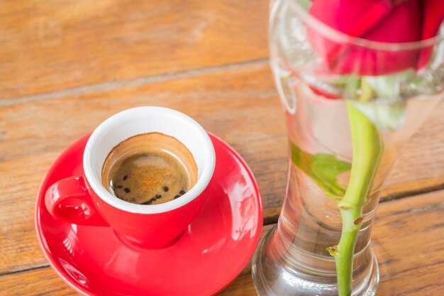 Photo expresso chaud servant sur une table en bois