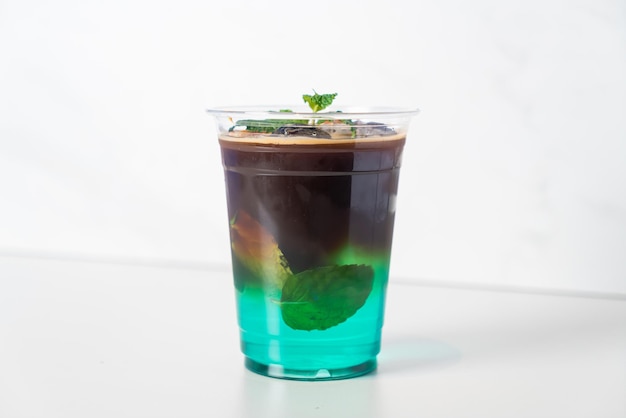 expresso avec sirop de menthe fraîche en verre