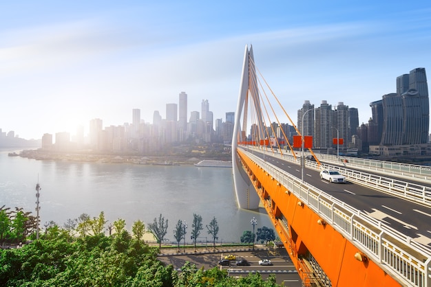 Expressway en face des toits de la ville, Chongqing, Chine.