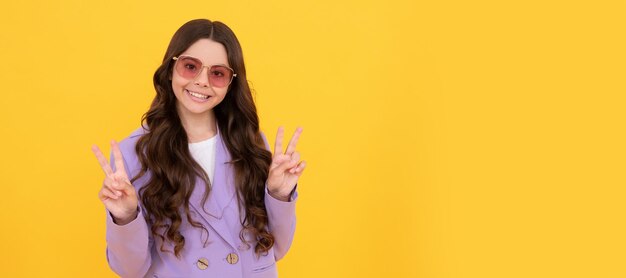 Exprimer des émotions positives joyeux enfant aux cheveux bouclés dans des lunettes de soleil Enfant visage horizontal affiche adolescente isolé portrait bannière avec copie espace