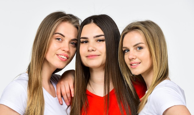 Exprimer des sentiments. femmes multiethniques souriantes. soins de la peau féminine. coiffeur pour les vraies filles. aide et soutien. unité. portrait de trois femmes avec différents types de peau. concept de pouvoir des femmes.