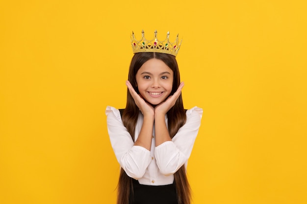 Exprimer la suffisance. princesse arrogante en diadème. fière adolescente souriante. l'enfant égoïste porte un diadème. arrogance et égoïsme. portrait de gloire. écolière joyeuse en couronne. enfant reine confiante.