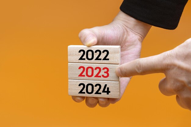 Exprimez le processus de passage à 2023 avec un BLOC en bois