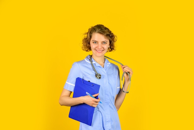 Exprimez votre confiance. femme médecin utilise un stéthoscope. thérapeute en uniforme à l'hôpital. antécédents médicaux et prescription. Médecin professionnel tenant le dossier. heureuse jeune infirmière tenant le presse-papiers.