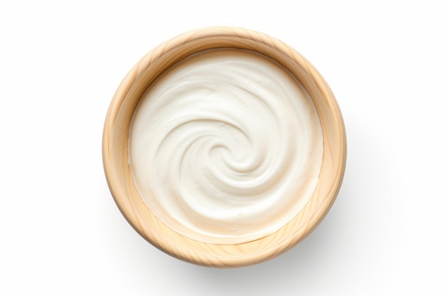 Un exquis bol de yogourt en bois sur un fond blanc pur