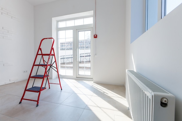 Extension de bureau qui utilise des briques comme mur, construction, amélioration. Intérieur d'une petite pièce avec rénovation, extension, révision et reconstruction de murs de briques et de fenêtres.