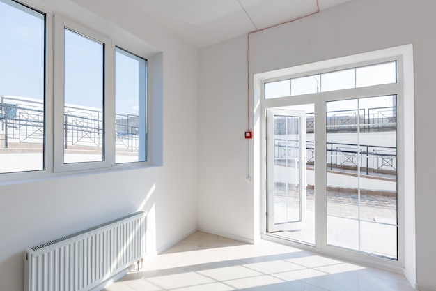 Extension de bureau qui utilise des briques comme mur, construction, amélioration. Intérieur d'une petite pièce avec rénovation, extension, révision et reconstruction de murs de briques et de fenêtres.