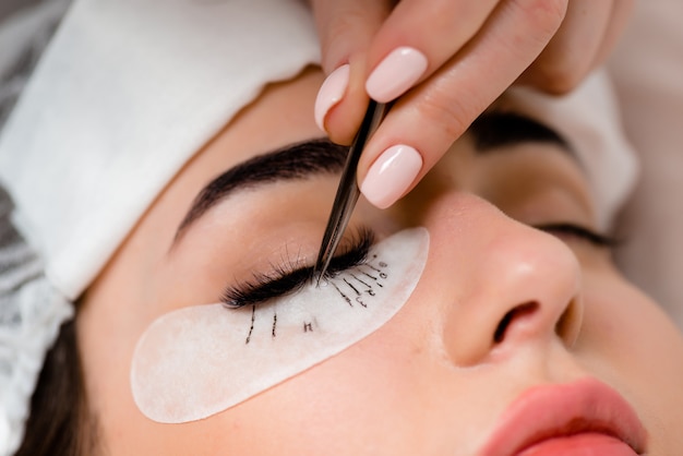 Extensions de cils dans le salon de beauté. Formation et marquage.