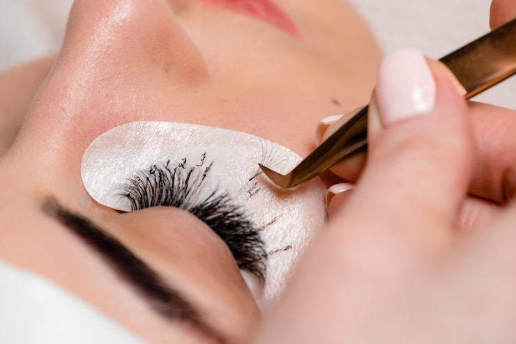 Photo extensions de cils dans le salon de beauté. formation et marquage.