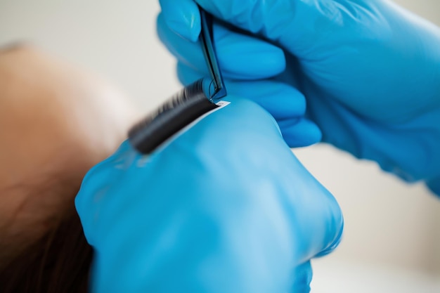 Extensions de cils femme dans un salon de beauté