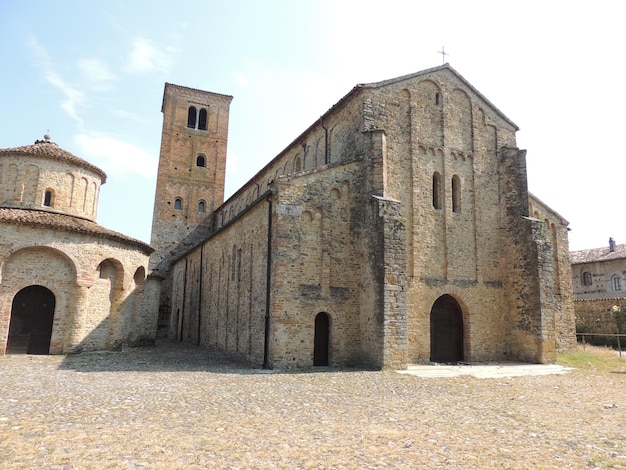 L'extérieur de l'ancienne église contre le ciel