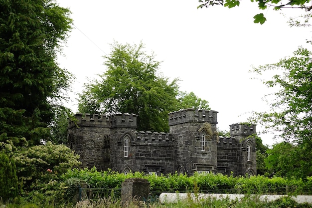 L'extérieur d'un bâtiment historique contre un ciel dégagé