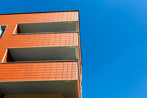 Extérieur d'un bâtiment moderne sur un ciel bleu