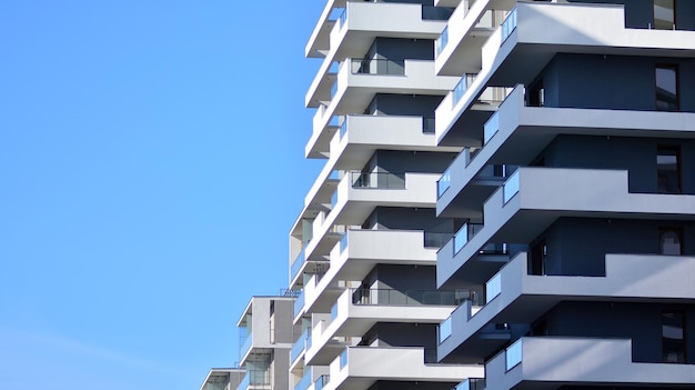 Extérieur de bâtiment résidentiel contemporain dans les immeubles d'appartements modernes à la lumière du jour