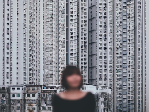 Photo extérieur de bâtiments avec une femme au premier plan