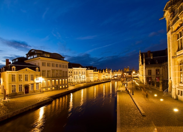 Extérieur des bâtiments historiques illuminés avec canal, Gand, Belgique