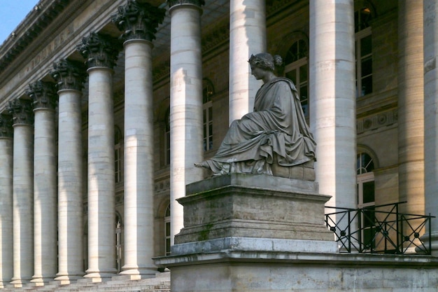 À l'extérieur de la Bourse de Paris