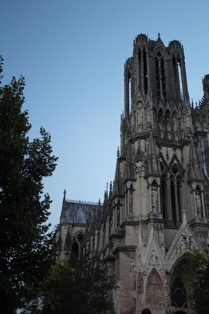 L'extérieur de la cathédrale de Reims contre un ciel bleu clair