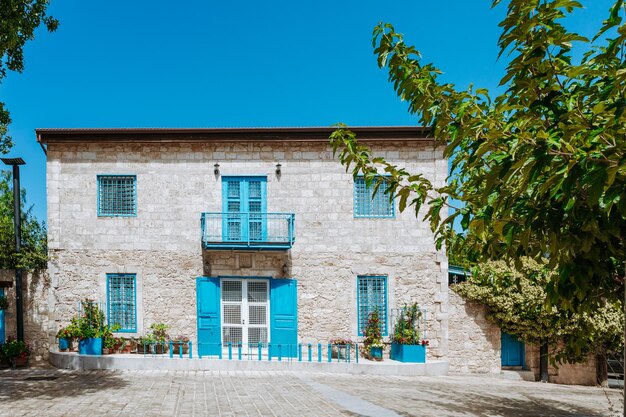 Photo l'extérieur du bâtiment contre le ciel bleu