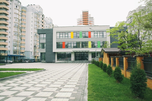 Extérieur du bâtiment de l'école moderne