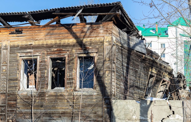 Extérieur du bâtiment de la façade de la maison rustique abandonnée de la maison en bois détruite