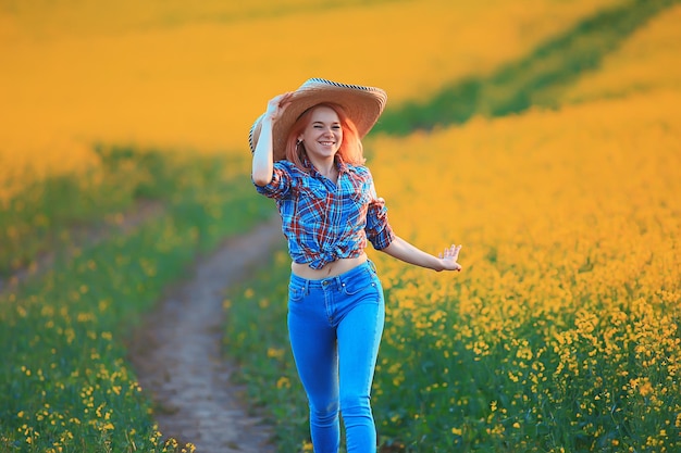 à l'extérieur du champ d'été femme, fille de style campagnard ensoleillé de liberté