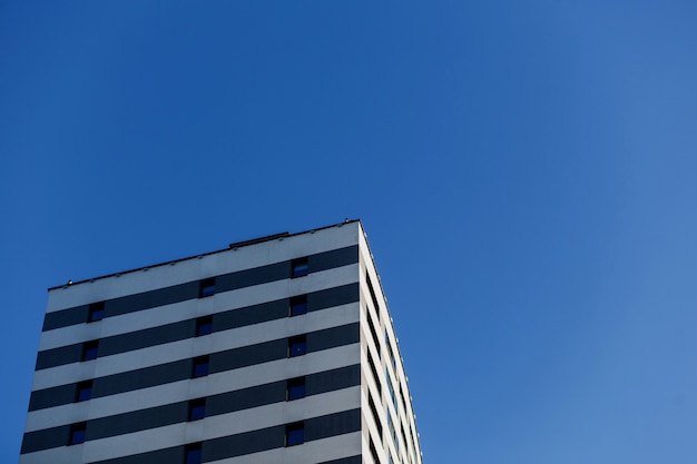 Extérieur du nouveau bâtiment. logement résidentiel contre le ciel bleu