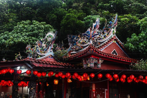 L'extérieur du temple contre les arbres