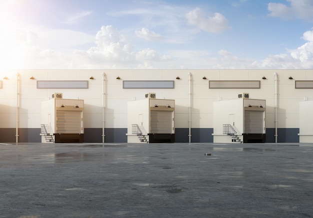 Extérieur de l'entrepôt avec portes à volets et parkings pour camions